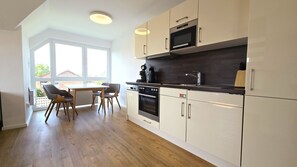 Fridge, oven, stovetop, dishwasher