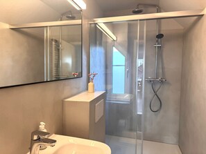 Shower - Modern maisonette apartment "Ostseebude 11" directly on Schönberg beach with sauna (Schönberg)