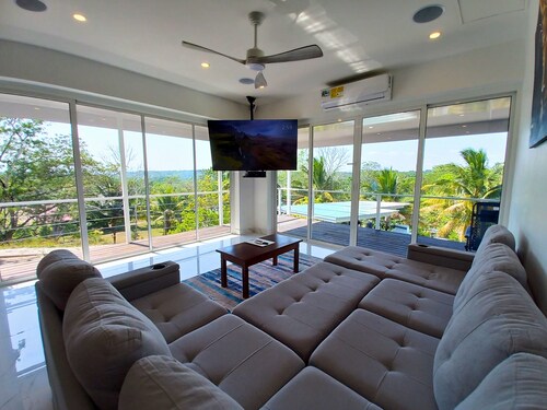 Charming 2-bedroom villa with Swimming Pool, WiFi, & AC in lovely San Ignacio