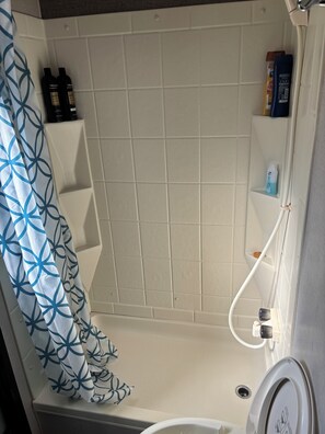 Douche, sèche-cheveux, serviettes fournies, savon