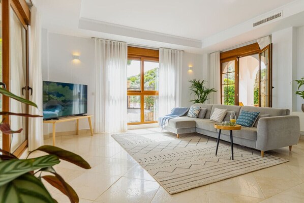 Smart-tv, een open haard en een stereo