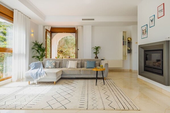 TV connectée, cheminée, chaîne hi-fi