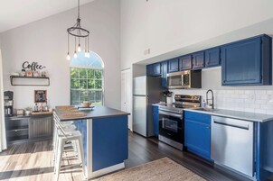 Condo, 2 Queen Beds, Balcony, Garden View (The Lazy Loft) | Private kitchen | Fridge, microwave, oven, stovetop