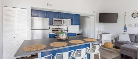 Condo, 2 Queen Beds, Balcony, Garden View (The Lazy Loft) | Interior