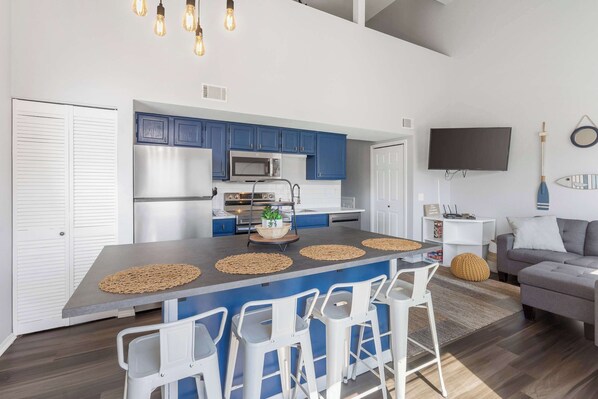 Condo, 2 Queen Beds, Balcony, Garden View (The Lazy Loft) | Interior