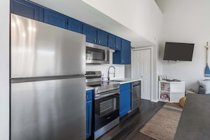 Condo, 2 Queen Beds, Balcony, Garden View (The Lazy Loft) | Private kitchen | Fridge, microwave, oven, stovetop