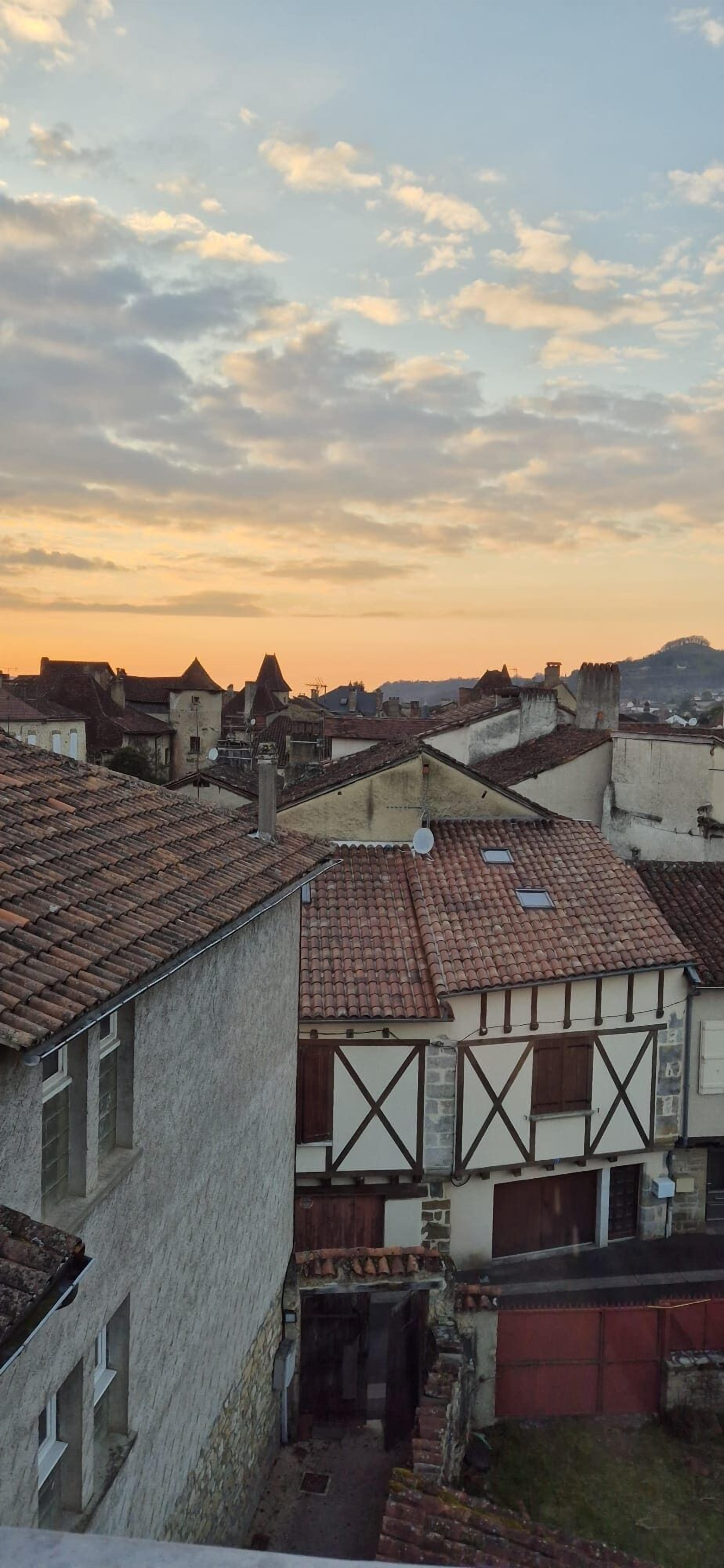 Eine traditionelle europäische Stadt mit Terrakotta-Dachziegeln, engen Gassen und historischen Gebäuden.