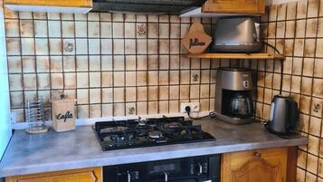 Een koelkast, een microgolfoven, een oven, een kookplaat