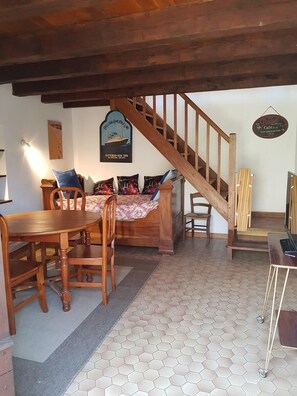 1 soverom, strykejern/-brett og reiseseng for barn