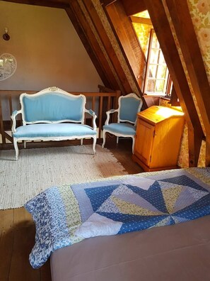 Iron/ironing board, travel crib
