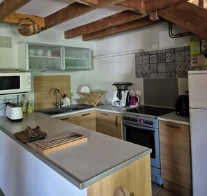 Réfrigérateur, four à micro-ondes, un four, surface de cuisson