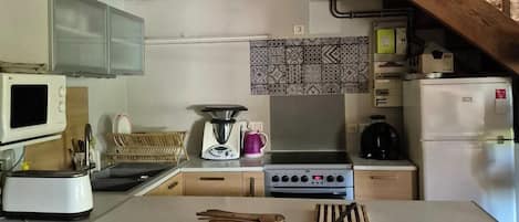 Geladeira, micro-ondas, fogão, cooktop