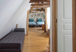 Iron/ironing board, travel crib, WiFi, bed sheets