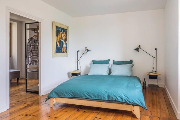 2 bedrooms, iron/ironing board, travel cot, WiFi