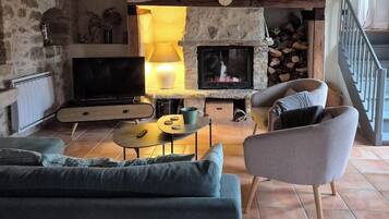 Televisie, een open haard en boeken