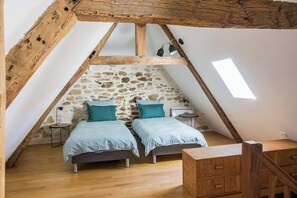 2 bedrooms, iron/ironing board, travel cot, WiFi