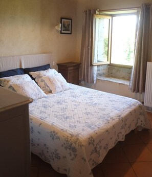 2 makuuhuonetta, silitysrauta/-lauta, Wi-Fi, vuodevaatteet