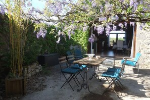 Outdoor dining - La Sagnarde, Loubressac. Terrasse intime (Loubressac)