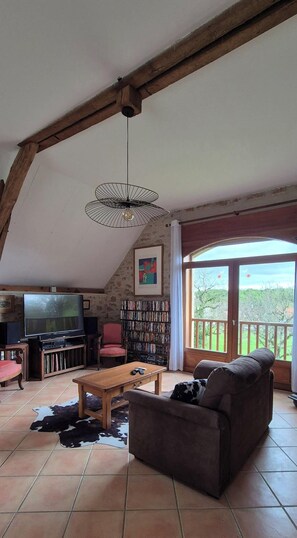 Télévision, table de tennis de table, livres, chaîne hi-fi