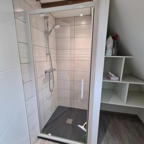 Dusche, kostenlose Toilettenartikel, Haartrockner, Handtücher