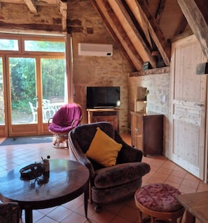 TV, fireplace
