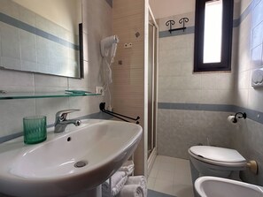 Apartamento, vistas a la piscina | Baño | Ducha y cabezal de ducha tipo lluvia