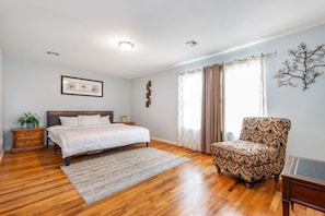 Skrivbord, strykjärn/strykbräda, wi-fi och sängkläder