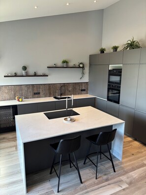 Frigorifero, microonde, forno, piano cottura
