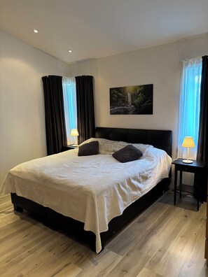 4 Schlafzimmer, Schreibtisch, Bügeleisen/Bügelbrett, Reisekinderbett