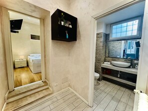 Bruser, hårtørrer, bidet, håndklæder