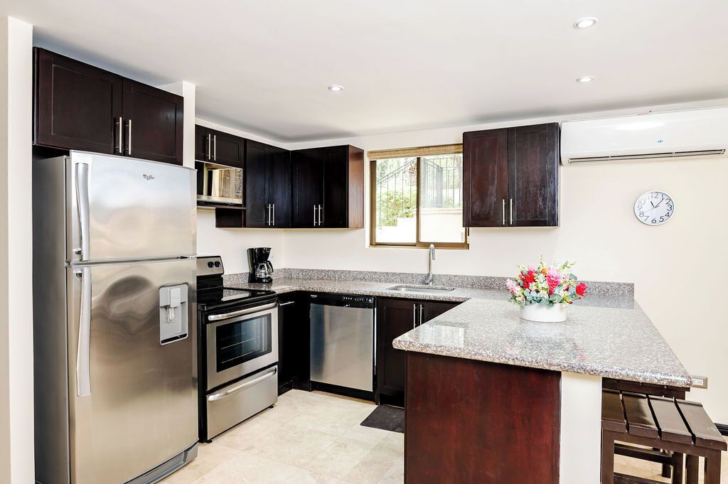 Kjøleskap, mikrobølgeovn, ovn og kaffetrakter/tekoker