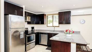 Kjøleskap, mikrobølgeovn, ovn og kaffetrakter/tekoker