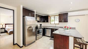 Fridge, microwave, oven, coffee/tea maker