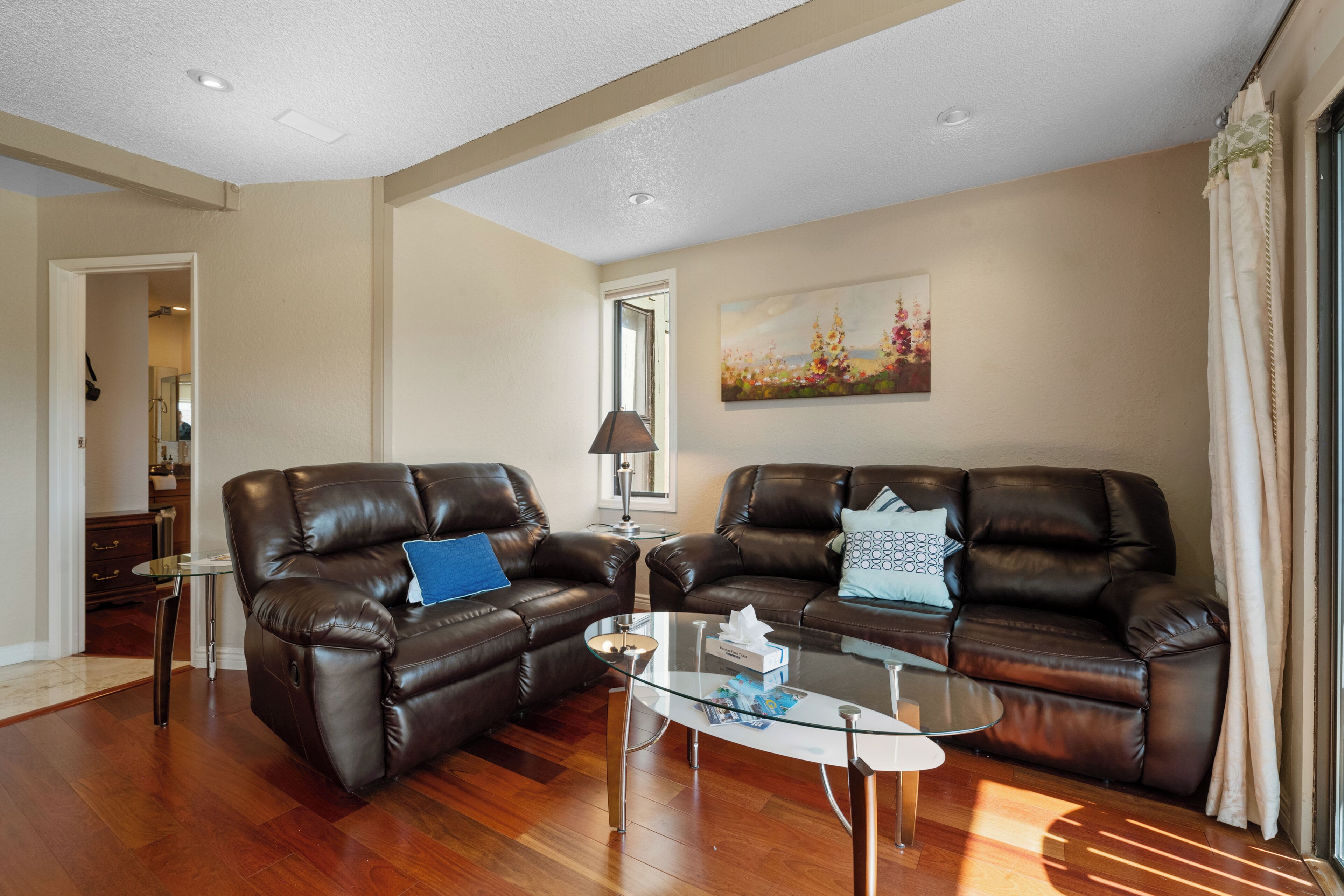 Flat-screen TV, fireplace