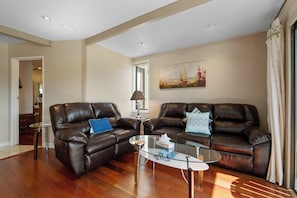 Flat-screen TV, fireplace - Lakeview Condo (Big Bear Lake)
