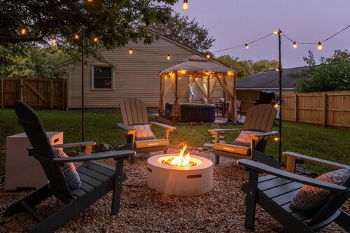 Newly Renovated-Private Backyard Hot Tub-Patio-Modern Luxe- Sleeps 8