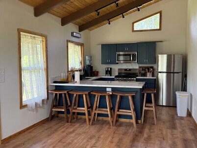 Charming 2-bedroom house near Volcanoes National Park with WiFi.