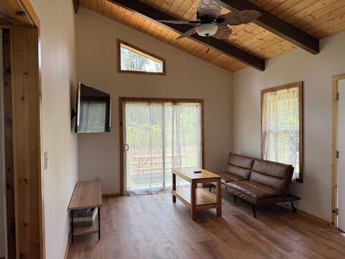 Charming 2-bedroom house near Volcanoes National Park with WiFi.