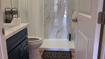 Douche, sèche-cheveux, serviettes fournies, savon