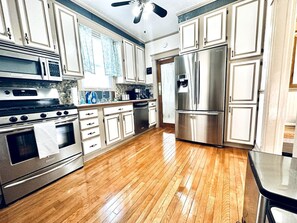 Frigorífico, microondas, horno y placa de cocina