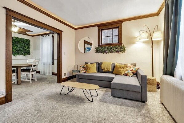 Una televisión, una chimenea, un reproductor estéreo