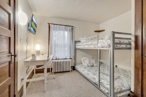 3 Schlafzimmer, Schreibtisch, Bügeleisen/Bügelbrett, Reisekinderbett