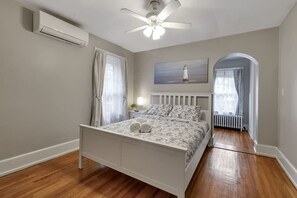 5 Schlafzimmer, Schreibtisch, Bügeleisen/Bügelbrett, WLAN