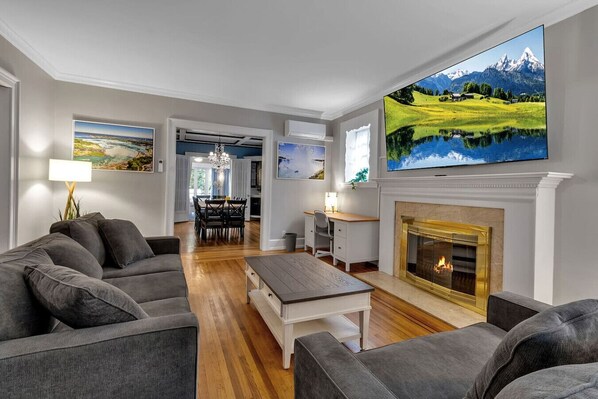 Fernseher, Kamin, Stereoanlage