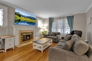 Fernseher, Kamin, Stereoanlage