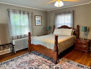 5 bedrooms, desk, iron/ironing board, WiFi - *Big Historic Home*A/C*Parking* (Niagara Falls)