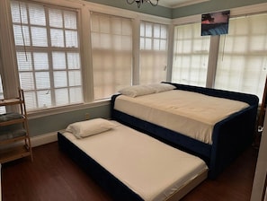 5 bedrooms, desk, iron/ironing board, WiFi