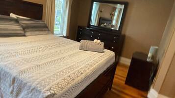 3 bedrooms, desk, iron/ironing board, travel crib