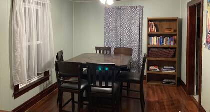 ♥3 bdrm Niagara Falls Home ♥ A/C♥ Hot Tub♥ Parking