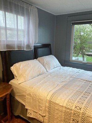 3 chambres, bureau, fer et planche à repasser, lit de bébé portatif